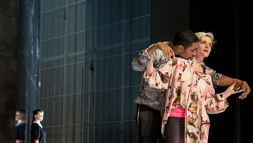 "Ein Riss geht durch die Welt" im Cuvilliéstheater. "Ein Riss geht durch die Welt" im Cuvilliéstheater.