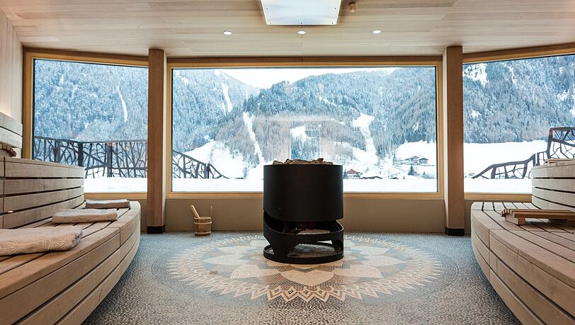 Das Natur-Designhotel SILENA im Hochtal Vals liegt unmittelbar an einer Langlaufloipe und nahe der Talstation. Neu eröffnet im Dezember 2017 bietet das stylishe Haus mit Feng Shui inspirierter Architektur eine Auszeit für Genießer und Entdecker. Das Natur-Designhotel SILENA im Hochtal Vals liegt unmittelbar an einer Langlaufloipe und nahe der Talstation. Neu eröffnet im Dezember 2017 bietet das stylishe Haus mit Feng Shui inspirierter Architektur eine Auszeit für Genießer und Entdecker.
