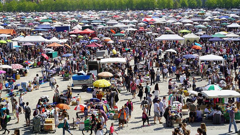 Von Ramsch bis Kult: Der Flohmarkt auf der Theresienwiese bietet für Jäger und Sammler eine große Auswahl. (Archivbild) Von Ramsch bis Kult: Der Flohmarkt auf der Theresienwiese bietet für Jäger und Sammler eine große Auswahl. (Archivbild)