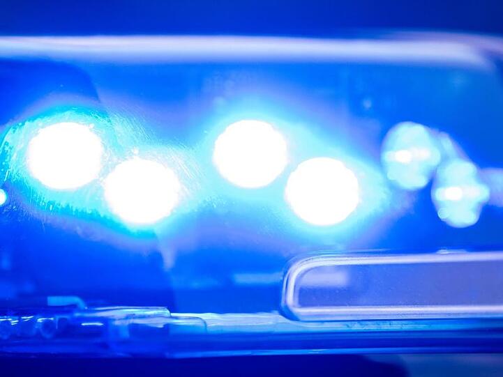 Ein Blaulicht leuchtet an einer Polizeistreife. Foto: Lino Mirgeler/dpa/Archivbild