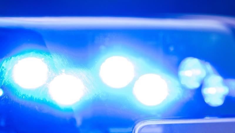 Ein Blaulicht leuchtet an einer Polizeistreife. Foto: Lino Mirgeler/dpa/Archivbild Ein Blaulicht leuchtet an einer Polizeistreife. Foto: Lino Mirgeler/dpa/Archivbild