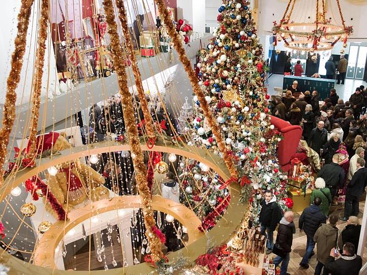 Kaufhäuser wie das KaDeWe locken nicht nur zu Weihnachten Kunden aus aller Welt an.
