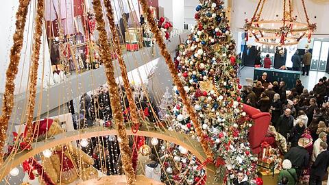 Kaufhäuser wie das KaDeWe locken nicht nur zu Weihnachten Kunden aus aller Welt an.