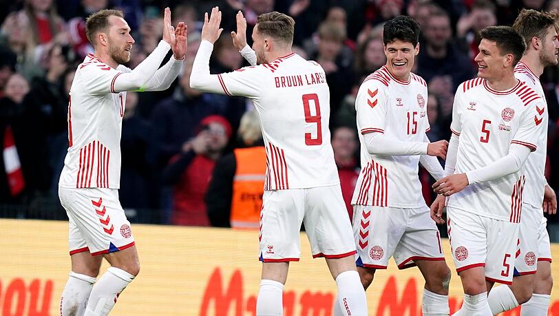 Der Däne Christian Eriksen (l) feiert mit seinem Mannschaftskameraden Jacob Bruun Larsen nach seinem Tor zum 3:0.