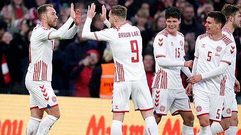 Der Däne Christian Eriksen (l) feiert mit seinem Mannschaftskameraden Jacob Bruun Larsen nach seinem Tor zum 3:0.