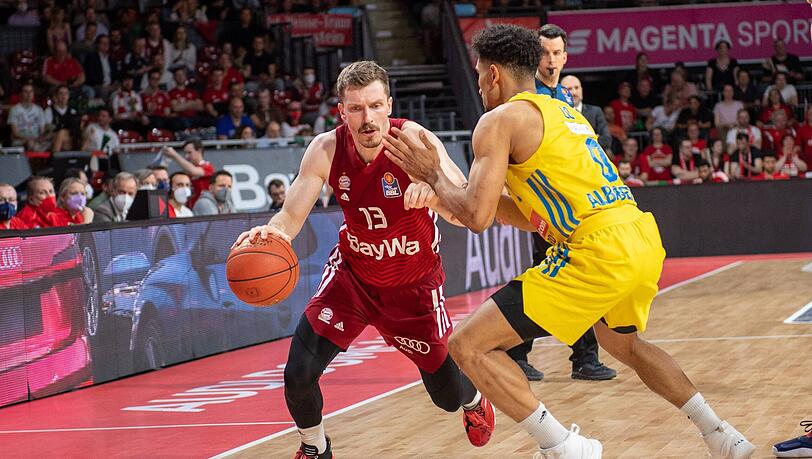 Andreas Obst (FC Bayern) und Maodo Lo  (Alba Berlin).