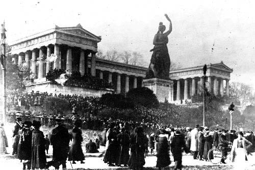 Demonstration unterhalb der Bavaria: Räterevolution in München.