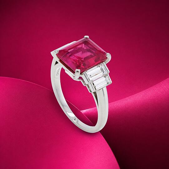 Besonders begeht sind außergewöhnliche Rubine: Cartier Diamant-Ring mit mit einem unbehandelten Vietnam-Rubin geht mit einem Schätzwert zwischen 60.000 und 120.000 Euro in die Oktober-Auktion. Besonders begeht sind außergewöhnliche Rubine: Cartier Diamant-Ring mit mit einem unbehandelten Vietnam-Rubin geht mit einem Schätzwert zwischen 60.000 und 120.000 Euro in die Oktober-Auktion.