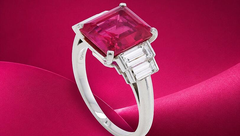 Besonders begeht sind außergewöhnliche Rubine: Cartier Diamant-Ring mit mit einem unbehandelten Vietnam-Rubin geht mit einem Schätzwert zwischen 60.000 und 120.000 Euro in die Oktober-Auktion. Besonders begeht sind außergewöhnliche Rubine: Cartier Diamant-Ring mit mit einem unbehandelten Vietnam-Rubin geht mit einem Schätzwert zwischen 60.000 und 120.000 Euro in die Oktober-Auktion.