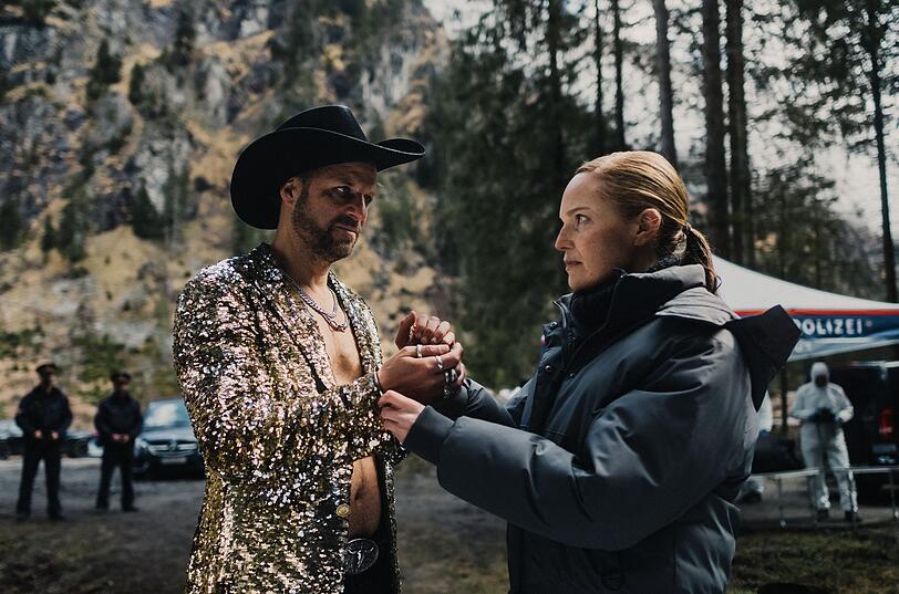 In diesem Outfit bekommt man am Rande eines Leichenfundes schon mal Probleme mit der Polizei: Lukas Geier (Philipp Hochmair) bekommt von Franziska Conte (Julia Koch) die Handschellen abgenommen, nachdem der Ex-Bulle von Franziskas Kollegen nahe des Tatorts verhaftet wurde.