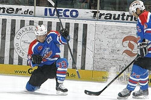 Freude pur nach dem 1:0: Torschütze Björn Barta packt die Säge aus. Links Gratulant Shane Peacock.