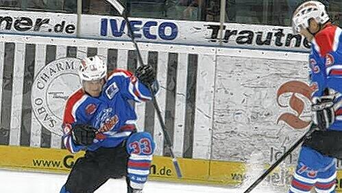 Freude pur nach dem 1:0: Torschütze Björn Barta packt die Säge aus. Links Gratulant Shane Peacock. Freude pur nach dem 1:0: Torschütze Björn Barta packt die Säge aus. Links Gratulant Shane Peacock.
