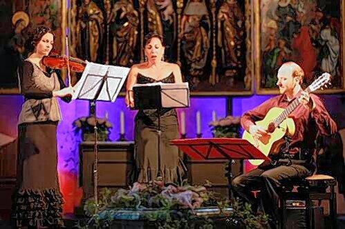 Das Ehepaar Kreusch mit Sängerin Babakhanian (Mitte) in der Stadtkirche.