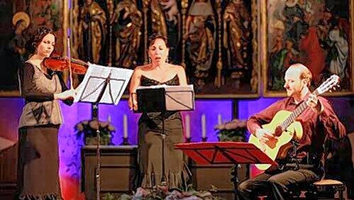 Das Ehepaar Kreusch mit Sängerin Babakhanian (Mitte) in der Stadtkirche. Das Ehepaar Kreusch mit Sängerin Babakhanian (Mitte) in der Stadtkirche.