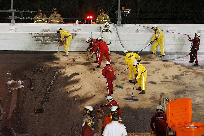 Spektakulärer Feuerunfall von Juan Pablo Montoya in Daytona. Der ehemalige Formel-1-Pilot war mit einem Safety-Car kollidiert, das in Flammen aufging. Die Bilder vom Crash.