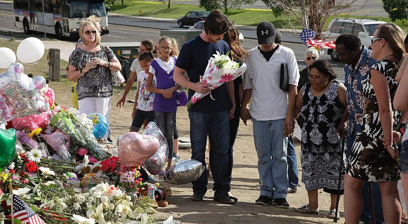 Batman-Star Christian Bale hat gemeinsam mit seiner Frau Sibi Blazic die Trauernden sowie überlebende Opfer des Kino-Amokschützen in Aurora besucht - sehen Sie hier die emotionalen Bilder.