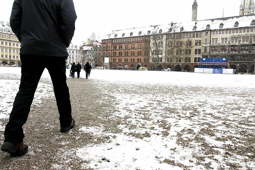 Der Marienhof heute: Eine trostlose, derzeit leicht mit Schnee bedeckte Kiesfläche.