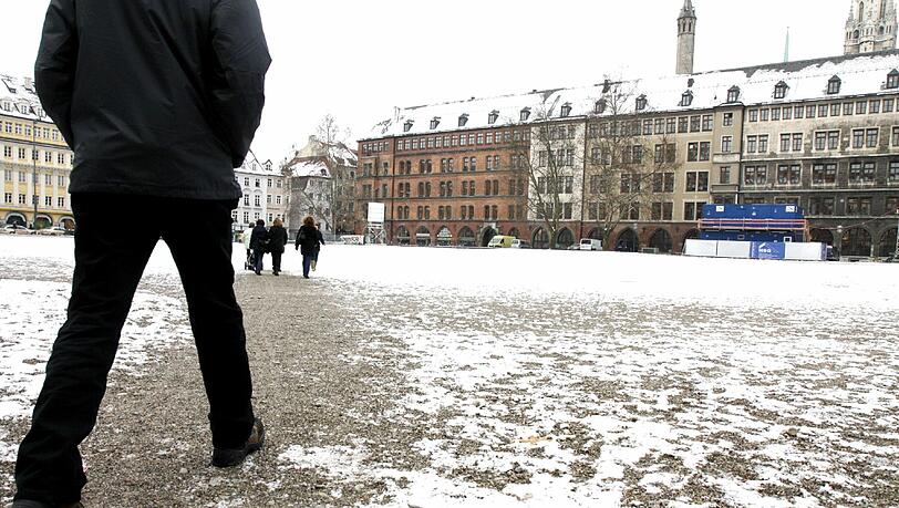 Der Marienhof heute: Eine trostlose, derzeit leicht mit Schnee bedeckte Kiesfläche. Der Marienhof heute: Eine trostlose, derzeit leicht mit Schnee bedeckte Kiesfläche.