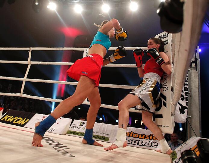 Eindrucksvoll verteidigt Kickbox-Queen Christine Theiss am Freitag ihren Titel. Als ob's nicht schon genug zu Feiern gegeben hätte, hat sie auch noch Geburtstag. Die Feier dauerte bis Sonntagmorgen. Die Bilder!