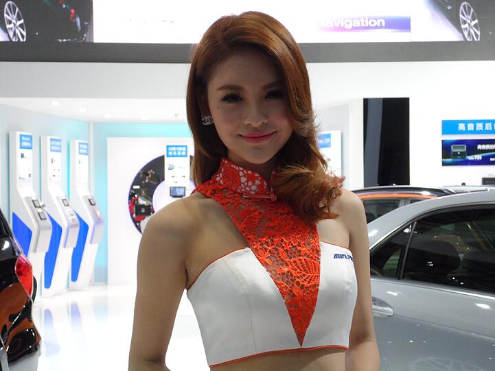 Schöne Frauen an neuen Autos: Eine nach wie vor unschlagbar attraktive Kombination - auch in Shanghai.