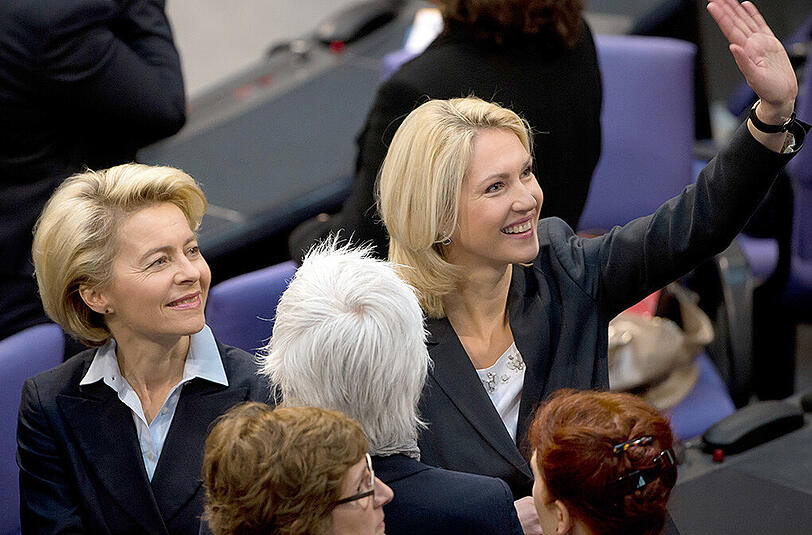 Die Frauenquote ist durch: Bundesfamilienministerin Manuela Schwesig (SPD, r) und Verteidigungsministerin Ursula von der Leyen (CDU) freuen sich über das Ergebnis.