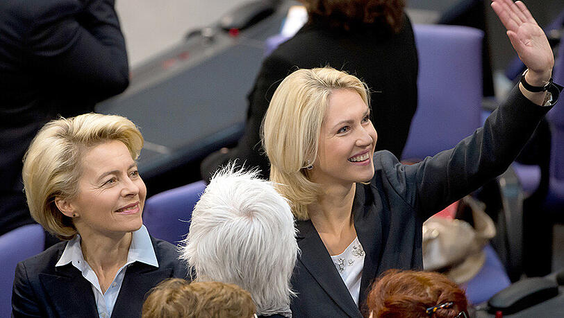 Die Frauenquote ist durch: Bundesfamilienministerin Manuela Schwesig (SPD, r) und Verteidigungsministerin Ursula von der Leyen (CDU) freuen sich über das Ergebnis. Die Frauenquote ist durch: Bundesfamilienministerin Manuela Schwesig (SPD, r) und Verteidigungsministerin Ursula von der Leyen (CDU) freuen sich über das Ergebnis.
