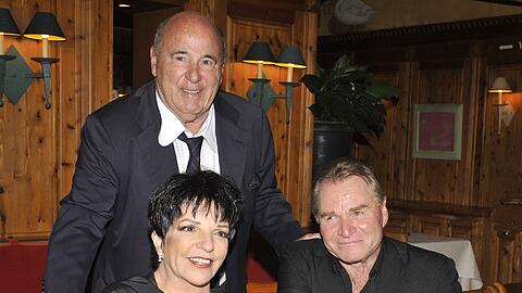 Gastronom Roland Kuffler mit Liza Minnelli und Fritz Wepper