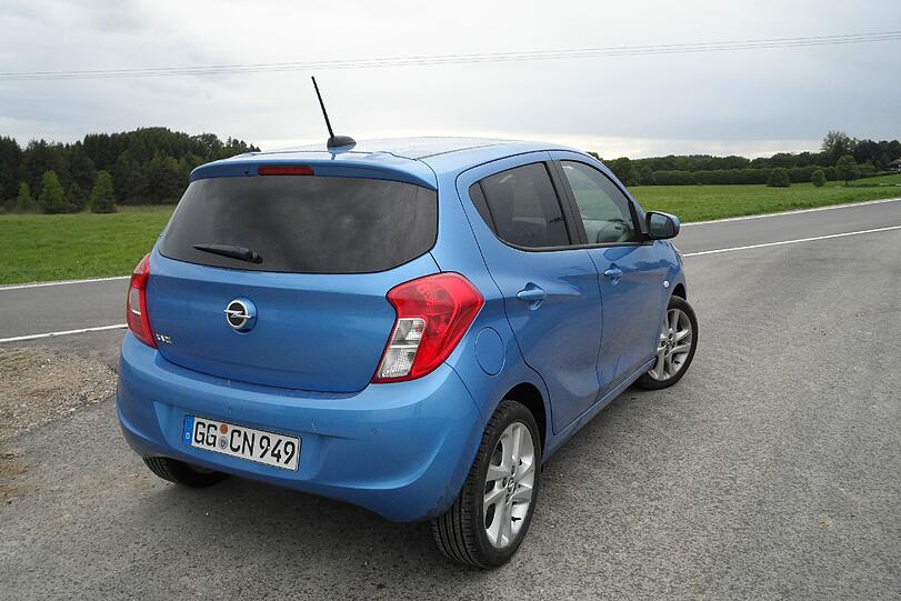Vor allem aus der Perspektive von schräg hinten wirkt der Karl vie ein kleiner Opel Corsa.