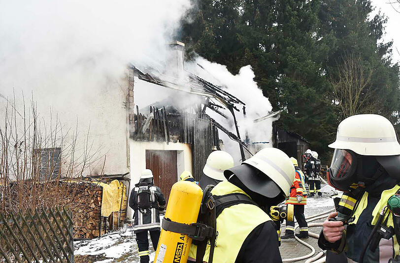 Im Hettenshausener Ortsteil Winden ist eine Maschinenhalle samt Reparaturwerkstatt abgebrannt. Auch eine Sammlung von Oldtimer-Motorrädern fiel den Flammen zum Opfer.