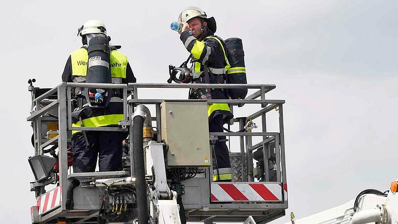 Bilder des Feuerwehreinsatzes am Landshuter BMW-Werk: Der Sachschaden wird auf über zwei Millionen Euro geschätzt.