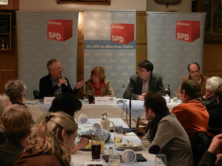 Auf dem Podium (von links): Claus Fussek, Helga Hügenell, Florian von Brunn und Hans Kopp.
