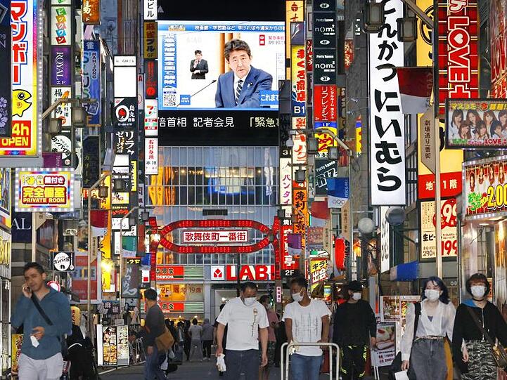 Eine große Leinwand in Tokio zeigt den japanischen Premierminister Shinzo Abe, der das Ende des Ausnahmezustands verkündet.