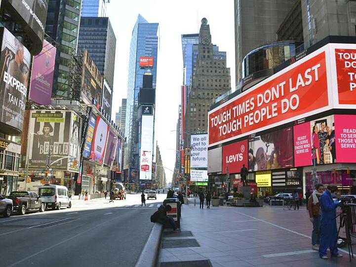 Der New Yorker Times Square ist nach einer Verhängten Sperre nahezu verlassen.