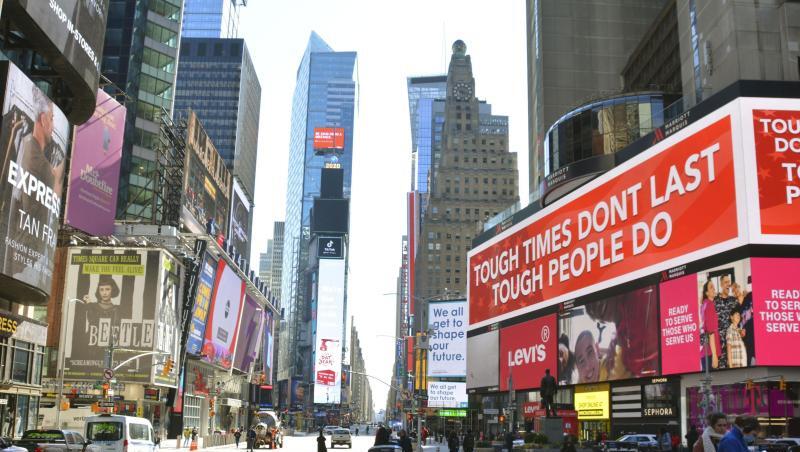 Der New Yorker Times Square ist nach einer Verhängten Sperre nahezu verlassen. Der New Yorker Times Square ist nach einer Verhängten Sperre nahezu verlassen.