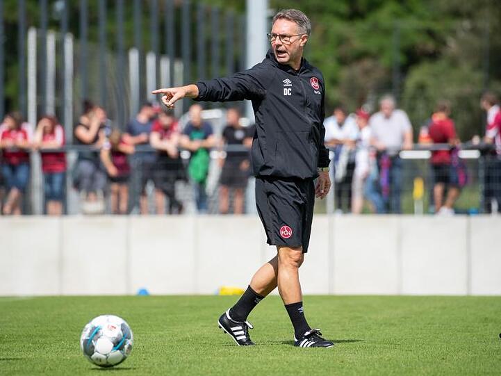 Trainer Damir Canadi gibt Anweisungen an seine Spieler. Foto: Daniel Karmann/Archivbild