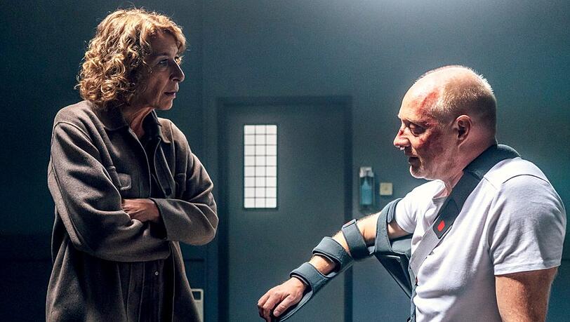 "Tatort: Alles was Recht ist": Bibi Fellner (Adele Neuhauser) befragt den "Inkasso Heinzi" (Simon Schwarz). "Tatort: Alles was Recht ist": Bibi Fellner (Adele Neuhauser) befragt den "Inkasso Heinzi" (Simon Schwarz).