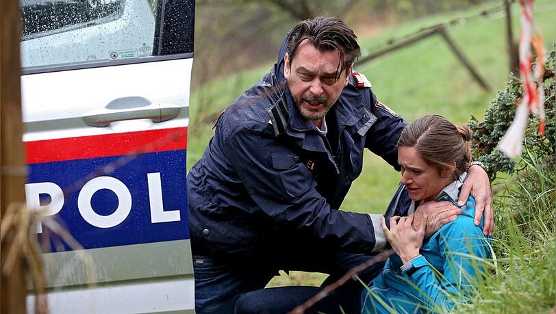 "Steirerwut": Chefermittler Sascha Bergmann (Hary Prinz) eilt seiner verletzten Kollegin Sandra Mohr (Miriam Stein) zu Hilfe.