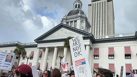 Auch in Florida, wo Trumps Republikaner politisch stark sind, gingen Tausende auf die Straße.