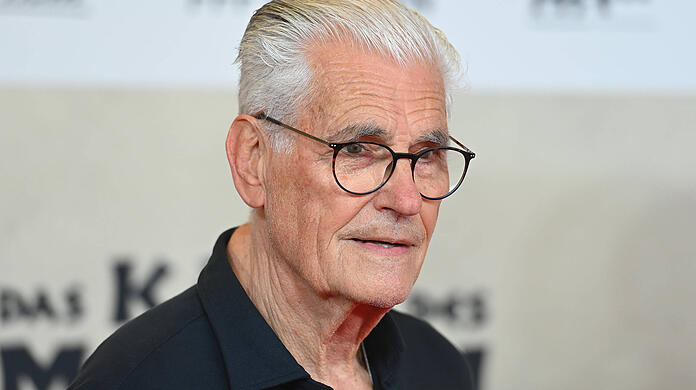 Sky du Mont beendet mit einem letzten Auftritt in "Das Kanu des Manitu" seine Karriere als Schauspieler.