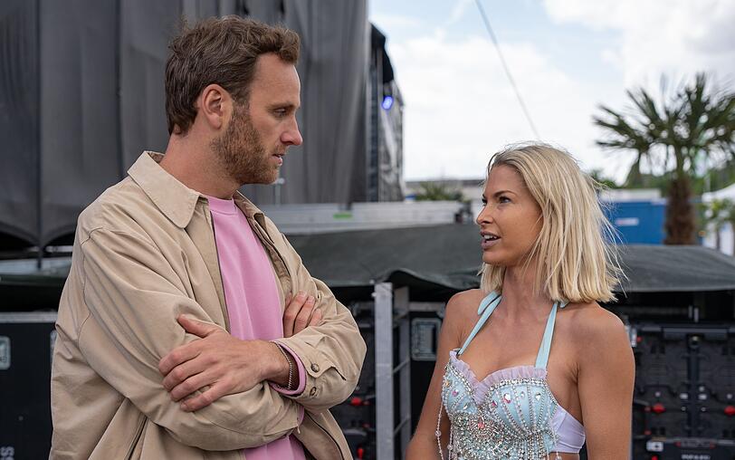 Leon Windscheid durfte Isi Glück zu einem Auftritt begleiten und hinter die Kulissen des Schlager-Spektakels blicken. Leon Windscheid durfte Isi Glück zu einem Auftritt begleiten und hinter die Kulissen des Schlager-Spektakels blicken.