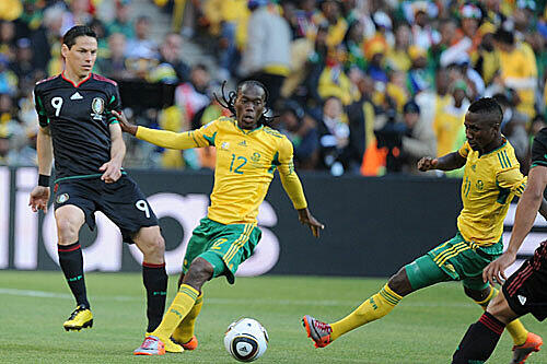 Südafrikas Reneilwe Letsholonyane Teko Modise gegen Mexico's Guillermo Franco