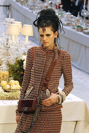 Models aus einer anderen Welt: Karl Lagerfeld hat am Dienstag seine neue &bdquo;Chanel Métiers d&rsquo;Art&ldquo;-Kollektion in Paris präsentiert - hier gibt's die besten Bilder.
