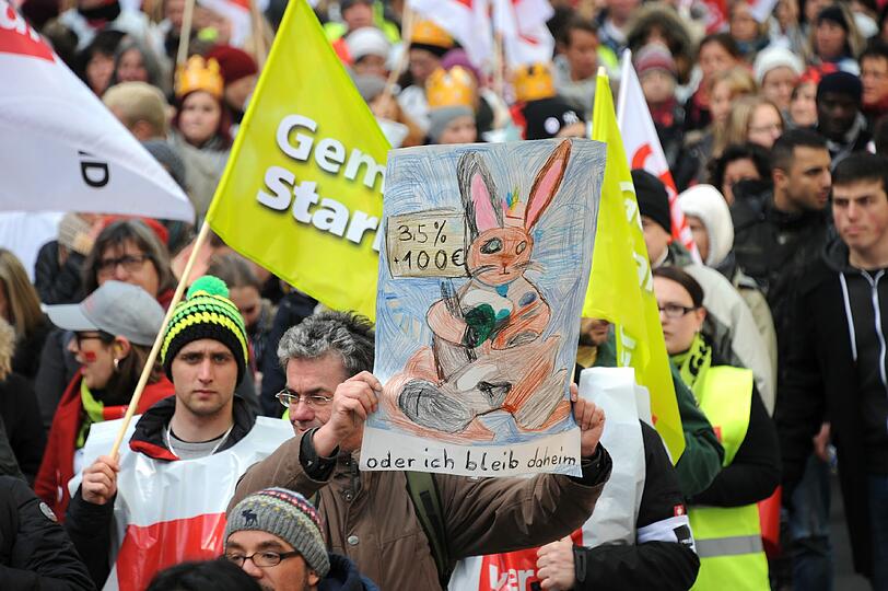 Wie hier in München, legten vielerorts in Bayern tausende öffentlich Bedienstste die Arbeit nieder und demonstrierten für mehr Lohn.