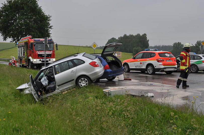 Beide Wracks landeten im Straßengraben.