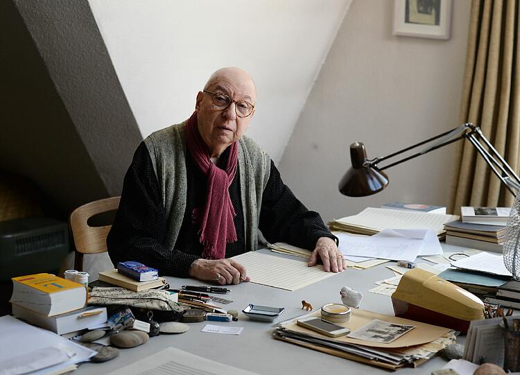 Der Komponist, Pianist und Musikwissenschaftler Aribert Reimann in seiner Wohnung in Berlin-Charlottenburg.