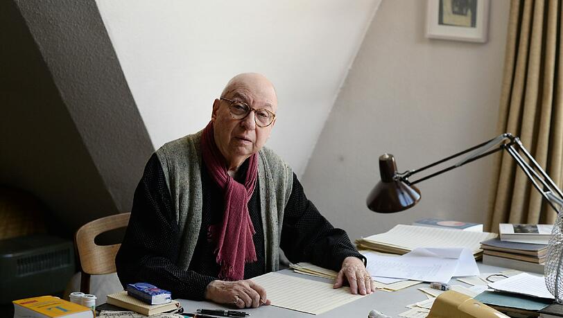 Der Komponist, Pianist und Musikwissenschaftler Aribert Reimann in seiner Wohnung in Berlin-Charlottenburg. Der Komponist, Pianist und Musikwissenschaftler Aribert Reimann in seiner Wohnung in Berlin-Charlottenburg.