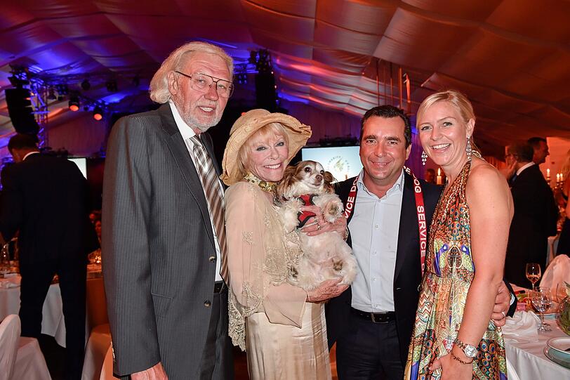 Elke Sommer mit Mann Wolf Walther sowie Falk Raudies und Frau Andrea