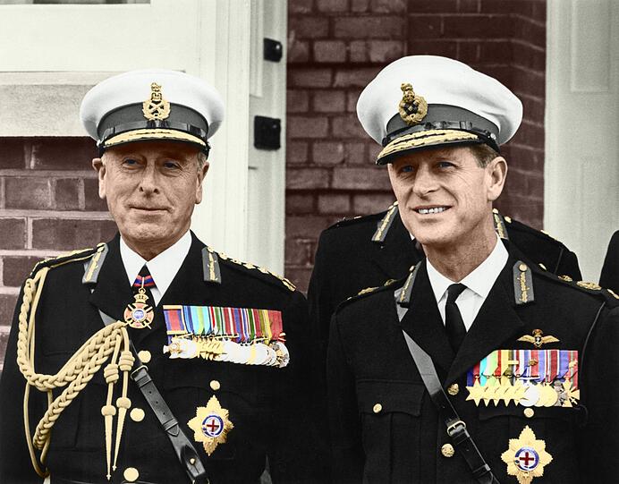 1965 bei einer Parade der Royalen Marine, mit seinem Onkel Louis Mountbatten, Graf von Burma.