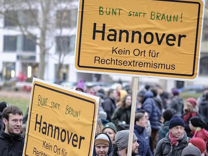 Das Bündnis "Bunt statt Braun" hat zum Protest gegen den NPD-Aufmarsch aufgerufen.