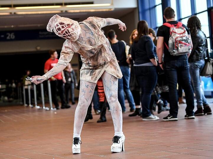 Mimi trägt das Kostüm einer Krankenschwester aus dem Film "Silent Hill2".